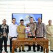 Pj Bupati Aceh Jaya, Dr. A. Murtala, M.Si., menyerahkan Laporan Keuangan Unaudited Kabupaten Aceh Jaya Tahun Anggaran 2023 kepada BPK RI Provinsi Aceh berlangsung di Aula Kantor BPK RI Provinsi Aceh, Senin (4/3/2024) (Foto untuk AJP)