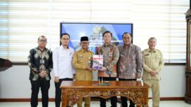 Pj Bupati Aceh Jaya, Dr. A. Murtala, M.Si., menyerahkan Laporan Keuangan Unaudited Kabupaten Aceh Jaya Tahun Anggaran 2023 kepada BPK RI Provinsi Aceh berlangsung di Aula Kantor BPK RI Provinsi Aceh, Senin (4/3/2024) (Foto untuk AJP)