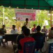 Penjabat (Pj) Bupati Aceh Jaya, Dr. A. Murtala., M.Si., membagikan Daging Meugang dari Badan Usaha Milik Gampong (BUMG) Aceh Mandiri Gampong Tuwi Empeuk kepada masyarakat setempat yang berada di Gampong Tuwi Empeuk, Kecamatan Panga, pada hari Sabtu, (9/3/2024) (Foto untuk AJP)
