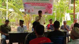 Penjabat (Pj) Bupati Aceh Jaya, Dr. A. Murtala., M.Si., membagikan Daging Meugang dari Badan Usaha Milik Gampong (BUMG) Aceh Mandiri Gampong Tuwi Empeuk kepada masyarakat setempat yang berada di Gampong Tuwi Empeuk, Kecamatan Panga, pada hari Sabtu, (9/3/2024) (Foto untuk AJP)