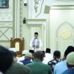 Pj Bupati Aceh Jaya, Dr. A. Murtala, M. Si bertindak sebagai penceramah pada malam perdana pelaksanaan Shalat Tarawih di Mesjid Baitul Izzah, Senin malam (11/3/2024) (Foto untuk AJP)
