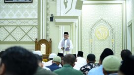 Pj Bupati Aceh Jaya, Dr. A. Murtala, M. Si bertindak sebagai penceramah pada malam perdana pelaksanaan Shalat Tarawih di Mesjid Baitul Izzah, Senin malam (11/3/2024) (Foto untuk AJP)
