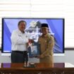 Penyerahan hasil audit oleh Kepala BPK Perwakilan Provinsi Aceh, Rio Tirta, kepada Pj Bupati Aceh Jaya, Dr. A.Murtala di Kantor BPK Perwakilan Provinsi Aceh, Senin, (29/4/2024) (Foto: Prokopim)