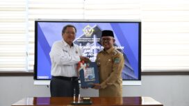 Penyerahan hasil audit oleh Kepala BPK Perwakilan Provinsi Aceh, Rio Tirta, kepada Pj Bupati Aceh Jaya, Dr. A.Murtala di Kantor BPK Perwakilan Provinsi Aceh, Senin, (29/4/2024) (Foto: Prokopim)