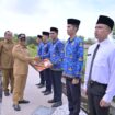 Penjabat Bupati Aceh Jaya, Dr A Murtala, menyerahkan SK Pegawai Pemerintah dengan Perjanjian Kerja (PPPK) formasi 2023 yang berlangsung di Halaman Kantor Bupati setempat, Selasa, (30/4/2024) (Foto: Prokopim)