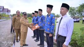 Penjabat Bupati Aceh Jaya, Dr A Murtala, menyerahkan SK Pegawai Pemerintah dengan Perjanjian Kerja (PPPK) formasi 2023 yang berlangsung di Halaman Kantor Bupati setempat, Selasa, (30/4/2024) (Foto: Prokopim)