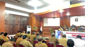 Sekda Aceh Jaya T Reza Fahlevi memberikan sambutan saat pembukaan musrenbang tahun anggaran 2025 di Aula Setdakab Aceh Jaya, Selasa (23/4/2024) (Dok. Prokopim)