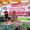 Petugas layanan Tilang Keliling dari Kajari Aceh Jaya buka stand di depan Indomaret dayah baroe, Rabu  (24/4/2024) (Foto: AJP/Abdo)