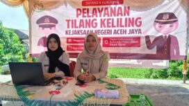 Petugas layanan Tilang Keliling dari Kajari Aceh Jaya buka stand di depan Indomaret dayah baroe, Rabu  (24/4/2024) (Foto: AJP/Abdo)
