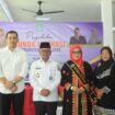 Penjabat (Pj) Bupati Aceh Jaya, Dr. A. Murtala., M.Si., foto bersama Mahdalena, SE., MSM., usai dilantik sebagai Bunda Literasi Kabupaten Aceh Jaya di Gedung Dinas Perpustakaan dan Arsip kabupaten setempat, Rabu, (27/3/2024) (Foto untuk AJP)