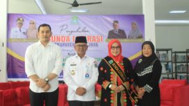 Penjabat (Pj) Bupati Aceh Jaya, Dr. A. Murtala., M.Si., foto bersama Mahdalena, SE., MSM., usai dilantik sebagai Bunda Literasi Kabupaten Aceh Jaya di Gedung Dinas Perpustakaan dan Arsip kabupaten setempat, Rabu, (27/3/2024) (Foto untuk AJP)