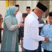 Penjabat Bupati Aceh Jaya, Dr. A. Murtala.,M.Si menyerahkan santunan kepada puluhan anak yatim didampingi Ketua TP PKK Ace Jaya, Mahdalena, SE, MSM. dalam rangka memperingati Nuzulul Qur'an yang dilaksanakan di Masjid Agung Baitul Izzah, Calang, pada Kamis (28/3/2024) ( Foto untuk AJP)