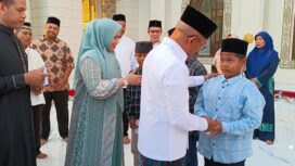 Penjabat Bupati Aceh Jaya, Dr. A. Murtala.,M.Si menyerahkan santunan kepada puluhan anak yatim didampingi Ketua TP PKK Ace Jaya, Mahdalena, SE, MSM. dalam rangka memperingati Nuzulul Qur'an yang dilaksanakan di Masjid Agung Baitul Izzah, Calang, pada Kamis (28/3/2024) ( Foto untuk AJP)
