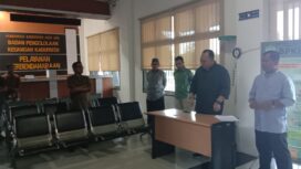 Sekretaris Daerah (Sekda) Aceh Jaya, T. Reza Fahlevi, MM., melakukan pengecekan untuk menindaklanjuti pembayaran THR ASN di hari terakhir kegiatan Pemda di BPKK Aceh Jaya, Jum'at, (5/4/2024) (Fotountuk AJP)