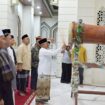 Pj Bupati Aceh Jaya Dr. A Murtala memukul beduk usai melakukan sidang Isbat penentuan 1 Syawal 1445 H di Mesjid Baitul Izzah, Calang, Selasa (09/04/2024) (Foto untuk AJP)