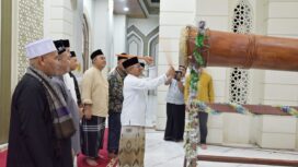 Pj Bupati Aceh Jaya Dr. A Murtala memukul beduk usai melakukan sidang Isbat penentuan 1 Syawal 1445 H di Mesjid Baitul Izzah, Calang, Selasa (09/04/2024) (Foto untuk AJP)