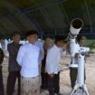 Pj Bupati Aceh Jaya Dr. A Murtala ikut pemantauan rukyatul hilal bersama Kantor Kementrian Agama (Kankemenag) kabupaten setempat di Pantai Lhok Geulumpang, Kecamatan Setia Bakti, Selasa (8/4/2024) (Foto untuk AJP)