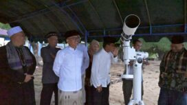 Pj Bupati Aceh Jaya Dr. A Murtala ikut pemantauan rukyatul hilal bersama Kantor Kementrian Agama (Kankemenag) kabupaten setempat di Pantai Lhok Geulumpang, Kecamatan Setia Bakti, Selasa (8/4/2024) (Foto untuk AJP)