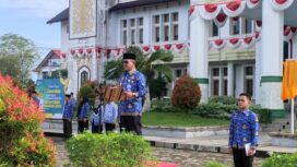 Calang (AJP)  - Pj Bupati Aceh Jaya, Dr. A. Murtala, M.Si., memimpin Apel Hari Kesadaran Nasional bertempat di Halaman Kantor Bupati, Calang, Rabu (17/04/2024) (Foto untuk AJP)