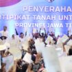 Presiden Republik Indonesia (RI), Joko Widodo didampingi Menteri Agraria dan Tata Ruang/Kepala Badan Pertanahan Nasional (ATR/BPN), Agus Harimurti Yudhoyono (AHY) menyerahkan 10.323 sertipikat hasil Redistribusi Tanah di Gedung Olahraga (GOR) Tawang Alun di Kabupaten Banyuwangi, Selasa (30/04/2024) (Foto untuk AJP)