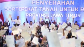 Presiden Republik Indonesia (RI), Joko Widodo didampingi Menteri Agraria dan Tata Ruang/Kepala Badan Pertanahan Nasional (ATR/BPN), Agus Harimurti Yudhoyono (AHY) menyerahkan 10.323 sertipikat hasil Redistribusi Tanah di Gedung Olahraga (GOR) Tawang Alun di Kabupaten Banyuwangi, Selasa (30/04/2024) (Foto untuk AJP)