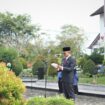 Pj Bupati Aceh Jaya, Dr. A. Murtala saat membacakan sambutan dari Menteri Pendidikan Kebudayaan Riset dan Teknologi Republik Indonesia Nadiem Anwar Makarim saat memimpin Upacara Peringatan Hari Pendidikan Nasional (Hardiknas) Tahun 2024 di Halaman Kantor Bupati Aceh Jaya, Kamis (2/5/2024) (Foto untuk AJP)