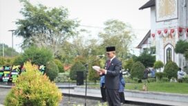 Pj Bupati Aceh Jaya, Dr. A. Murtala saat membacakan sambutan dari Menteri Pendidikan Kebudayaan Riset dan Teknologi Republik Indonesia Nadiem Anwar Makarim saat memimpin Upacara Peringatan Hari Pendidikan Nasional (Hardiknas) Tahun 2024 di Halaman Kantor Bupati Aceh Jaya, Kamis (2/5/2024) (Foto untuk AJP)