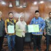 Kepala Badan Pertanahan Nasional (BPN) Aceh Jaya, Anny Setiawati menyerahkan 68 sertipikat tanah milik Pemkab Aceh Jaya diterima langsung oleh kepada Sekretaris Daerah Aceh Jaya, T. Reza fahlevi berlangsung di Ruang Kerja Sekretaris Daerah setempat, Kamis, (5/2/2024) (Foto untuk AJP)