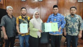 Kepala Badan Pertanahan Nasional (BPN) Aceh Jaya, Anny Setiawati menyerahkan 68 sertipikat tanah milik Pemkab Aceh Jaya diterima langsung oleh kepada Sekretaris Daerah Aceh Jaya, T. Reza fahlevi berlangsung di Ruang Kerja Sekretaris Daerah setempat, Kamis, (5/2/2024) (Foto untuk AJP)