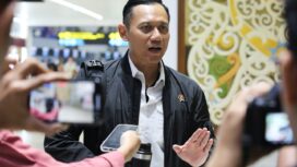 Menteri Agraria dan Tata Ruang/Kepala Badan Pertanahan Nasional (ATR/BPN), Agus Harimurti Yudhoyono (AHY) memberikan keterangan pers saat berada di Bandara Gorontalo, Sulawesi Utara sebelum bertolak ke Desa Modisi, Kabupaten Bolaang Mongondow Selatan meninjau calon lahan relokasi warga pengungsi yang terdampak erupsi Gunung Ruang, Minggu (05/05/2024) (Foto untuk AJP)