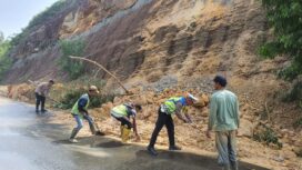 Personil Polres Aceh Jaya mengambil langkah preventif dengan melakukan pencegahan di Jalan Lintas Banda Aceh – Meulaboh, terutama di Desa Lhok Kruet, Kecamatan Sampoiniet, kabupaten tersebut, Rabu (8/5/2024) (Foto untuk AJP)