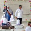 Penjabat (Pj) Bupati Aceh Jaya, Dr. A. Murtala, bersama Bunda PAUD Aceh Jaya, Mahdalena, melakukan kunjungan kerja ke beberapa satuan pendidikan dalam Kecamatan Jaya, Rabu, (8/5/2024) (Foto untuk AJP)