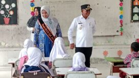 Penjabat (Pj) Bupati Aceh Jaya, Dr. A. Murtala, bersama Bunda PAUD Aceh Jaya, Mahdalena, melakukan kunjungan kerja ke beberapa satuan pendidikan dalam Kecamatan Jaya, Rabu, (8/5/2024) (Foto untuk AJP)