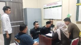 Satuan Narkoba Polres Aceh Jaya menyerahkan tiga tersangka terkait kepemilikan Narkotika Jenis sabu kepada Jaksa Penuntut Umum (JPU) setelah berkas perkara dinyatakan lengkap/P21 di Kantor Kejaksaan Negeri Aceh Jaya, Rabu (8/5/2024) (Foto untuk AJP)