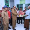 Sekda Aceh Jaya, T Reza Fahlevi didampingi Kalaksa BPBD, Fajri dan Camat Sampoiniet, Syarkani saat menyerahkan bantuan masa panik kepada korban banjir di Gampong Ligan, Kecamatan Sampoiniet, Aceh Jaya yang diterima langsung oleh aparatur gampong setempat, Senin (13/5/2024) malam.