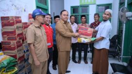 Sekda Aceh Jaya, T Reza Fahlevi didampingi Kalaksa BPBD, Fajri dan Camat Sampoiniet, Syarkani saat menyerahkan bantuan masa panik kepada korban banjir di Gampong Ligan, Kecamatan Sampoiniet, Aceh Jaya yang diterima langsung oleh aparatur gampong setempat, Senin (13/5/2024) malam.
