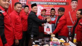 DPW PA Kota Langsa daftarkan Muhammad Zulfitri ke DPP Partai Aceh didampingi Ketua DPW PA Kota Langsa Irfansyah, Ketua KPA Wilayah Langsa Burhansyah, dan Wakil Ketua KPA Wilayah Langsa Marzuki M Jamil (Acong) yang diterima langsung oleh Sekjen DPP PA Kamaruddin Abu Bakar ( Abu Razak) dan Ketua Harian Partai Aceh Tgk. Anwar Ramli sebagai Calon Walikota Langsa di Banda Aceh. Minggu (19/5/2024). Foto : Adi