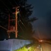 Lokasi pohon tertimpa jaringan telah normal usai dilakukan pekerjaan oleh tim tim pemeliharaan PLN ULP Calang, Rabu malam (22/5/2024) (Foto untuk AJP)