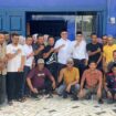Pasangan Bakal Calon Bupati dan Wakil Bupati Aceh Jaya, H.Yusdi – H.Syamsuddin Yahya (tengah, baju putih) bersama pendukung usai mendeklarasikan maju pada Pemilihan Kepala Daerah (Pilkada) November 2024 melalui jalur Perseorangan (Independen) di Meuligoe Pemenangan Rakyat, Kuala Meurisi, Kecamatan Krueng Sabee, Sabtu (18/5/2024) (Foto untuk AJP)