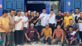 Pasangan Bakal Calon Bupati dan Wakil Bupati Aceh Jaya, H.Yusdi – H.Syamsuddin Yahya (tengah, baju putih) bersama pendukung usai mendeklarasikan maju pada Pemilihan Kepala Daerah (Pilkada) November 2024 melalui jalur Perseorangan (Independen) di Meuligoe Pemenangan Rakyat, Kuala Meurisi, Kecamatan Krueng Sabee, Sabtu (18/5/2024) (Foto untuk AJP)