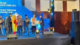 Sekretaris Daerah Aceh Jaya, T. Reza Fahlevi menerima penghargaan penetapan Semeuleung Raja sebagai Warisan Budaya Takbenda (WBTb) Indonesia Tahun 2023 diserahkan oleh Kepala Dinas Pariwisata Aceh, Almuniza Kamal di Hotel Hermes Palace Banda Aceh, Rabu (15/5/2024) (Foto untuk AJP)