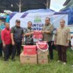Sekretaris Dinas Sosial Provinsi Aceh, Devi Riansyah, menyerahkan bantuan bantuan buffer stock untuk Pemerintah Aceh Jaya diterima oleh Sekretaris Daerah, Teuku Reza Fahlevi di Gudang Dinas Sosial kabupaten setempat, Jum'at, (17/5/2024) (Foto untuk AJP)
