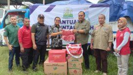 Sekretaris Dinas Sosial Provinsi Aceh, Devi Riansyah, menyerahkan bantuan bantuan buffer stock untuk Pemerintah Aceh Jaya diterima oleh Sekretaris Daerah, Teuku Reza Fahlevi di Gudang Dinas Sosial kabupaten setempat, Jum'at, (17/5/2024) (Foto untuk AJP)