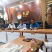Pengurus PWI Aceh foto bersama dengan Komisioner dan para Kabag-Kasubbag Sekretariat KIP Aceh, Selasa, 28 Mei 2024. (Dok KIP Aceh)