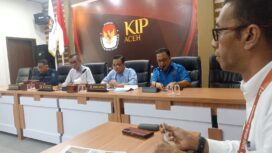Pengurus PWI Aceh foto bersama dengan Komisioner dan para Kabag-Kasubbag Sekretariat KIP Aceh, Selasa, 28 Mei 2024. (Dok KIP Aceh)