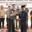Pj Bupati Aceh Jaya Dr. A Murtala, M. Si menyerahkan cendera mata kepada Pangdam Iskandar Muda Meyjen TNI Niko Fahrizal, M. Tr. (Han) di Pendopo Bupati Setempat usai silaturahmi dalam kunjungan nya ke Barat Selatan Aceh pada, Kamis (13/6/2024). Foto : Z. Akbar