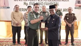 Pj Bupati Aceh Jaya Dr. A Murtala, M. Si menyerahkan cendera mata kepada Pangdam Iskandar Muda Meyjen TNI Niko Fahrizal, M. Tr. (Han) di Pendopo Bupati Setempat usai silaturahmi dalam kunjungan nya ke Barat Selatan Aceh pada, Kamis (13/6/2024). Foto : Z. Akbar