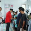 Ketua DPW PA Aceh Jaya Azhar Abdurrahman santuni anak yatim usai do'a bersama di kantor DPW PA setempat, Selasa (3/6/2024). Foto : Dok. DPW PA Aceh Jaya.