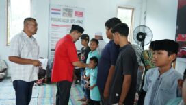 Ketua DPW PA Aceh Jaya Azhar Abdurrahman santuni anak yatim usai do'a bersama di kantor DPW PA setempat, Selasa (3/6/2024). Foto : Dok. DPW PA Aceh Jaya.