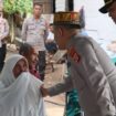 Nyak Lambot menangis terharu sekaligus berterima kasih kepada Kapolresta Banda Aceh, Kombes Pol Fahmi Irwan Ramli yang telah membantu membangun rumah untuk Tgk Hasyem bersama Dinas Perkim Aceh di Gampong Ladong, Kecamatan Mesjid Raya, Aceh Besar, Jumat (12/7/2024).
